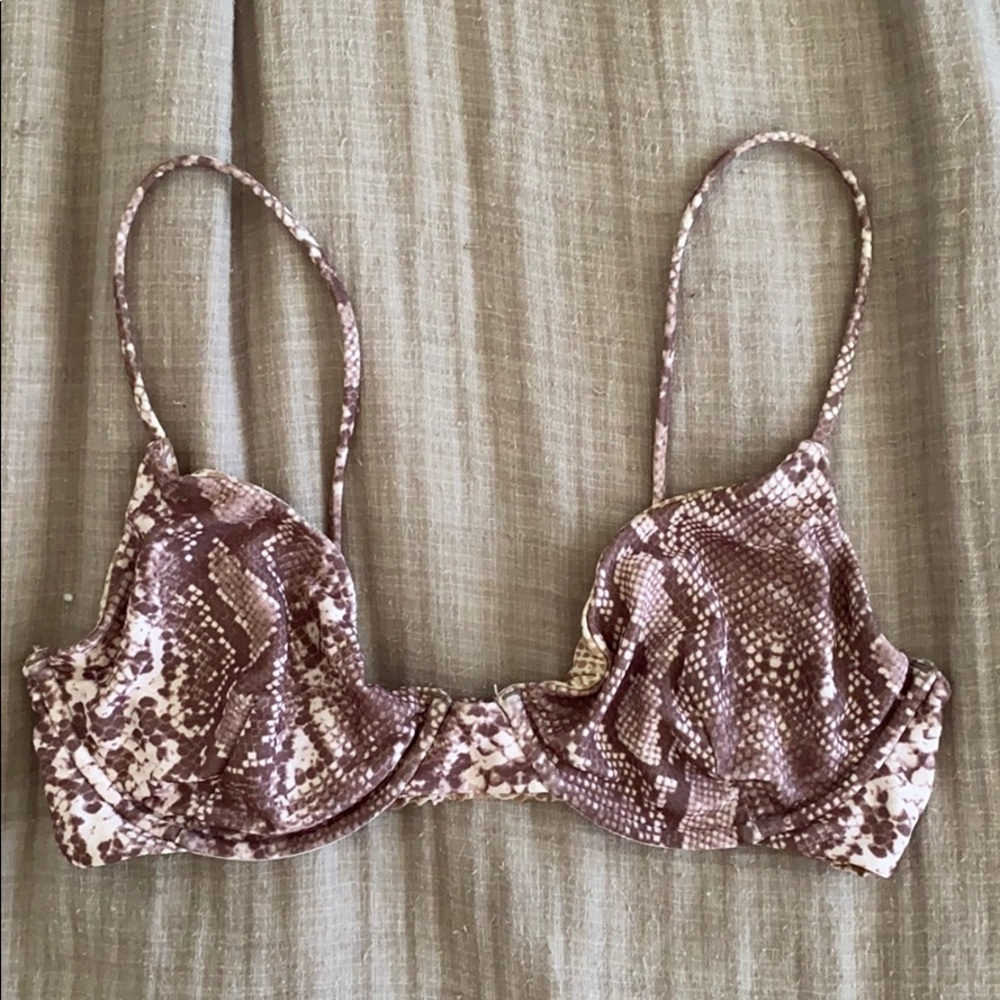 Acacia python Manhattan top